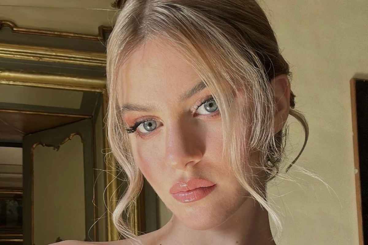 Sara Croce vestito aperto niente reggiseno