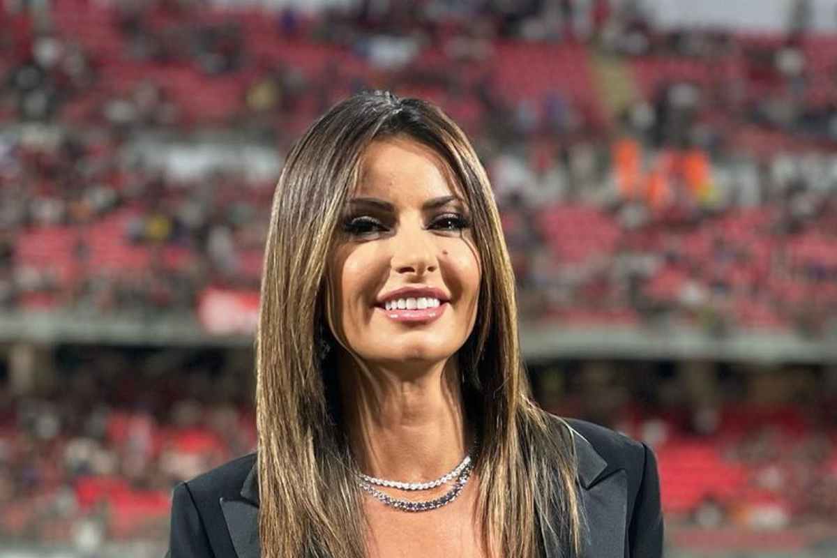 Monica Bertini bikini spiaggia scollatura