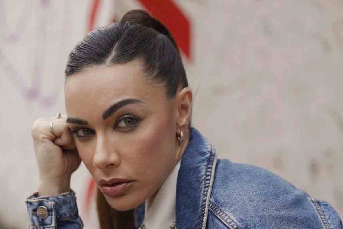 Melita Toniolo impressionante va in bianco ed è al top