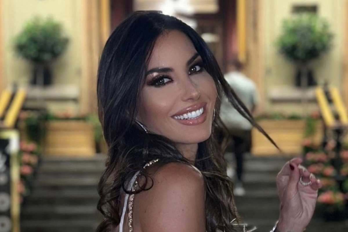Elisabetta Gregoraci camicetta scollata senza intimo