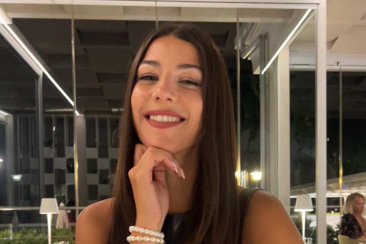 Ginevra Lamborghini vestito aderente pelle scollatura
