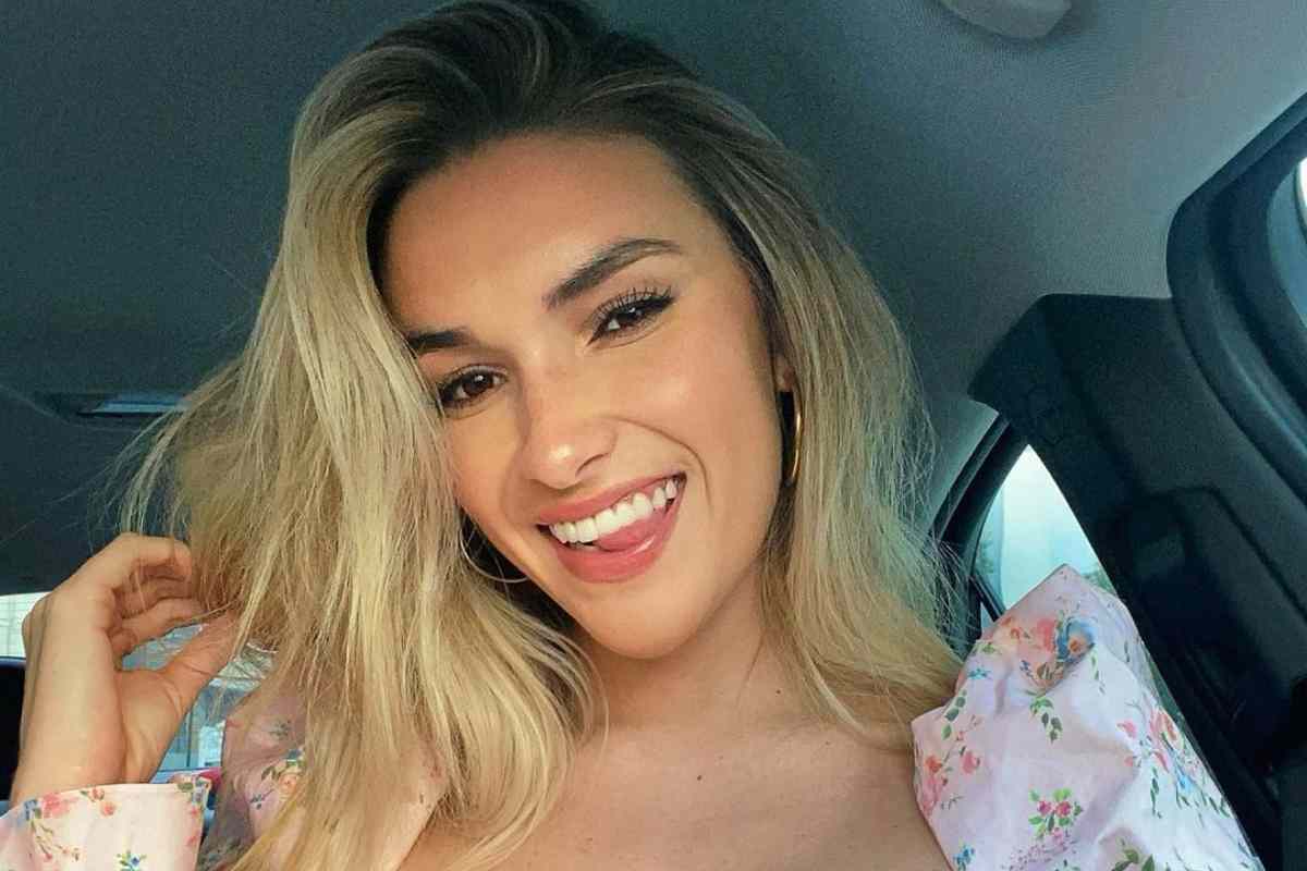 Kayla Simmons spiaggia perizoma lato B esplosivo