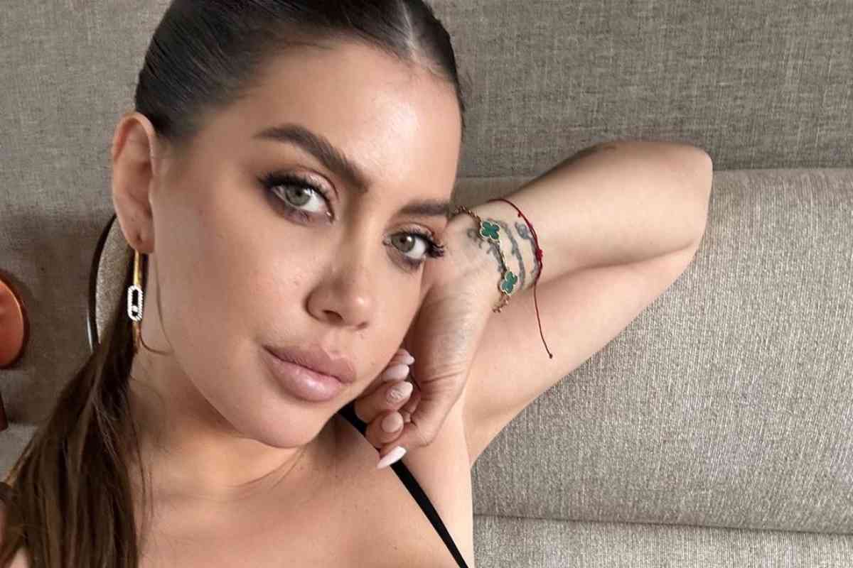Wanda Nara selfie stadio canottiera fuori scollatura