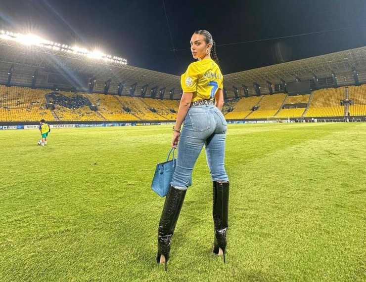 Georgina Rodriguez fa la differenza con jeans attillati e stivali