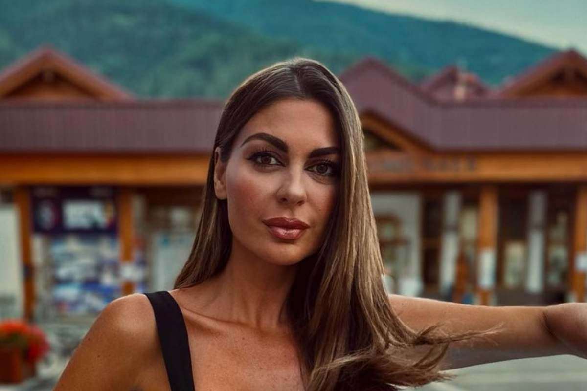 Jolanda De Rienzo look studio televisivo vestito aderente