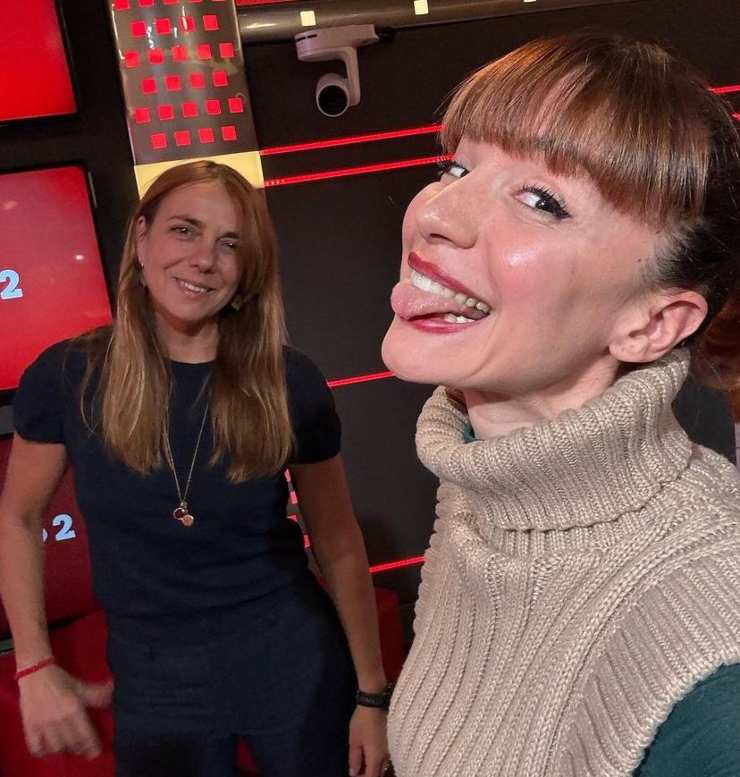 Andrea Delogu da impazzire con la lingua di fuori