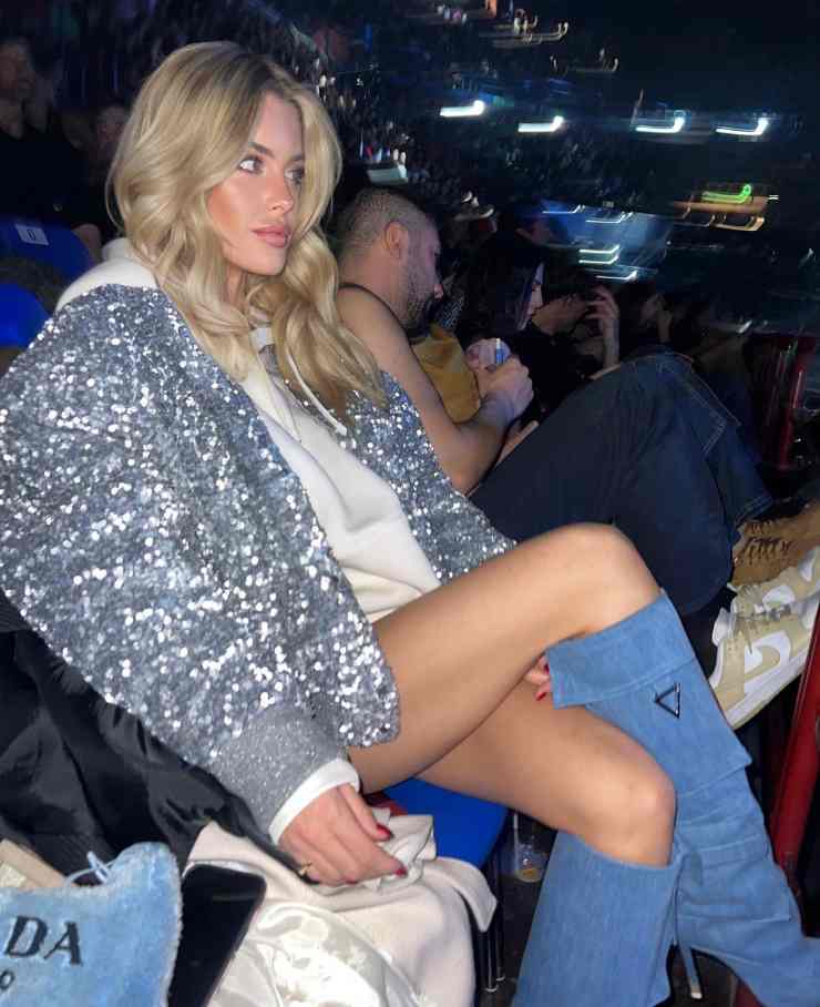 Sabrina Ferilli a C'è Posta per Te, maxi scollatura e gonna tigrata da 3mila eur