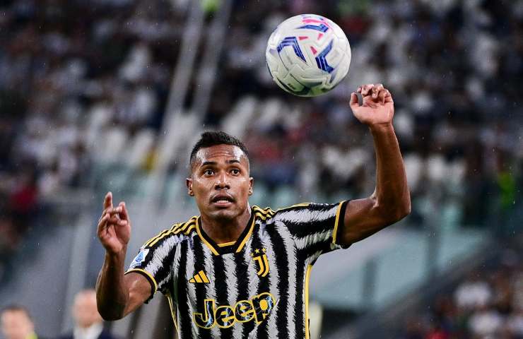 Alex Sandro ancora ai box