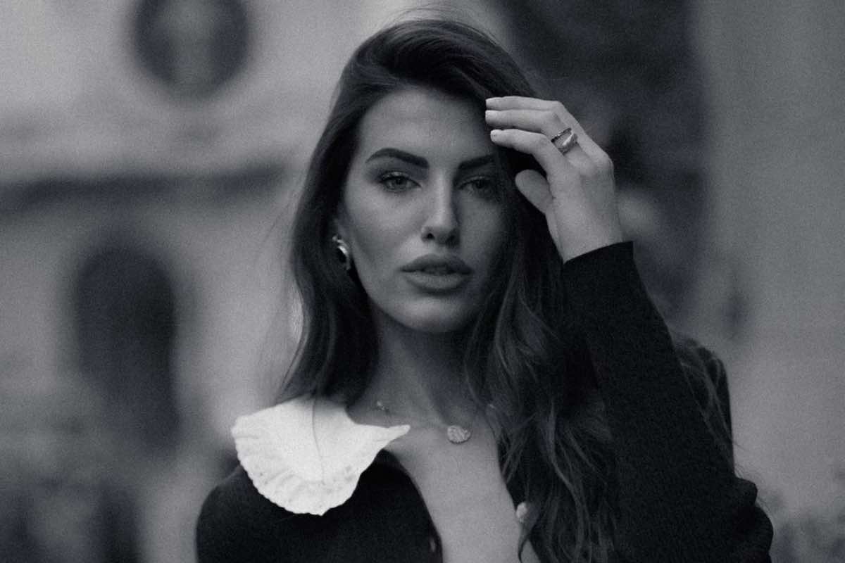 Carolina Stramare, con l'abito succinto è pazzesca