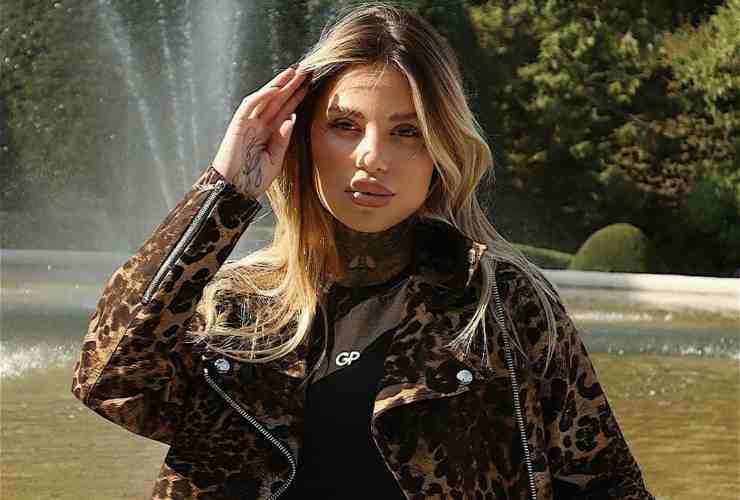 Zoe Cristofoli fa impazzire tutti in leopardato