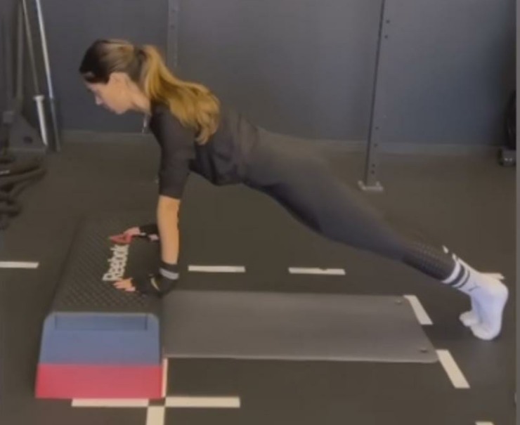 Melissa Satta si mette alla prova: nuova sfida in palestra per i glutei