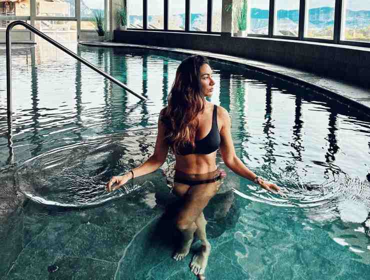 Melita Toniolo lascia a bocca aperta i fan con le foto in piscina