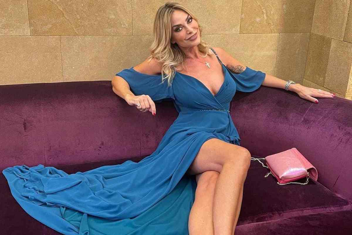Stefania Orlando lascia tutti a bocca aperta: vestito cortissimo