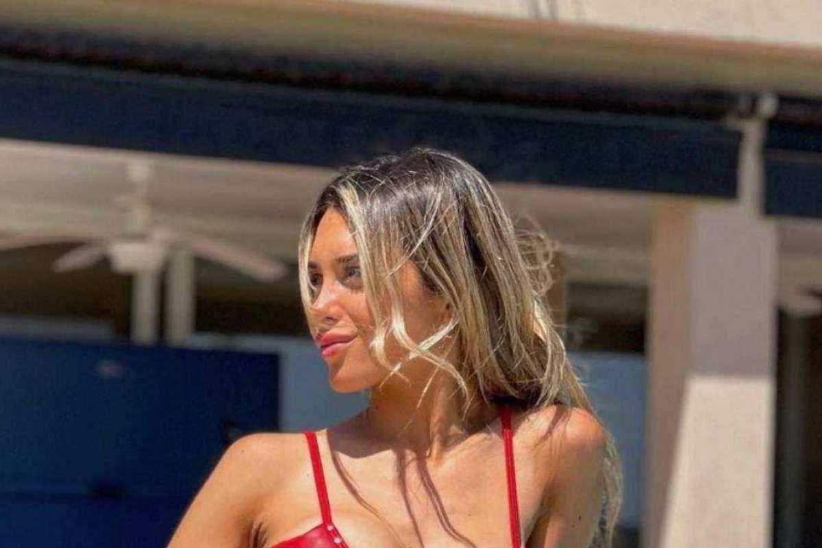 Agustina Gandolfo minigonna gambe