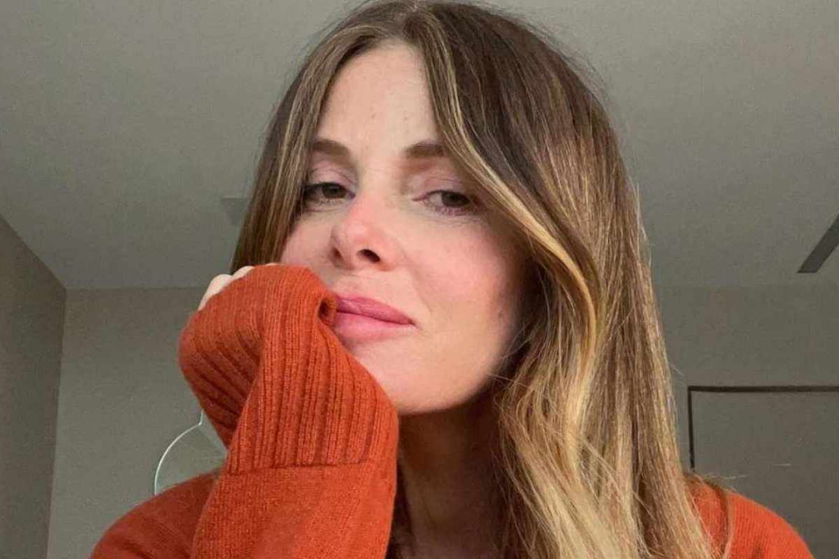 Alessia Marcuzzi, sotto la giacca niente