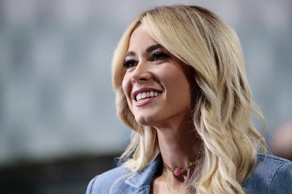 Diletta Leotta è pazzesca con camicetta e stivali