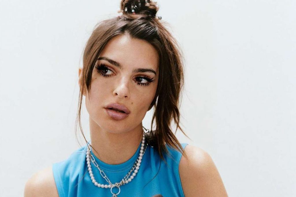 Emily Ratajkowski dà spettacolo