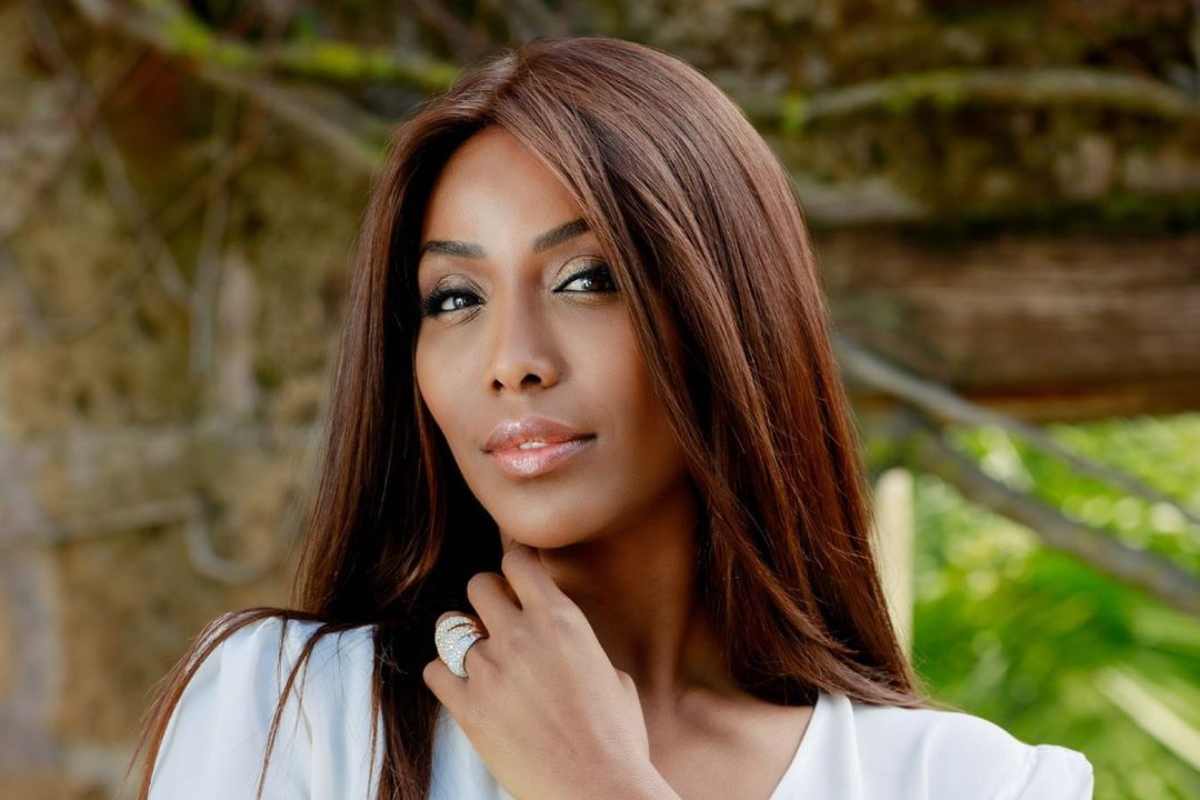 Ainett Stephens, la "gatta nera" torna a colpire: il decolletè travolge