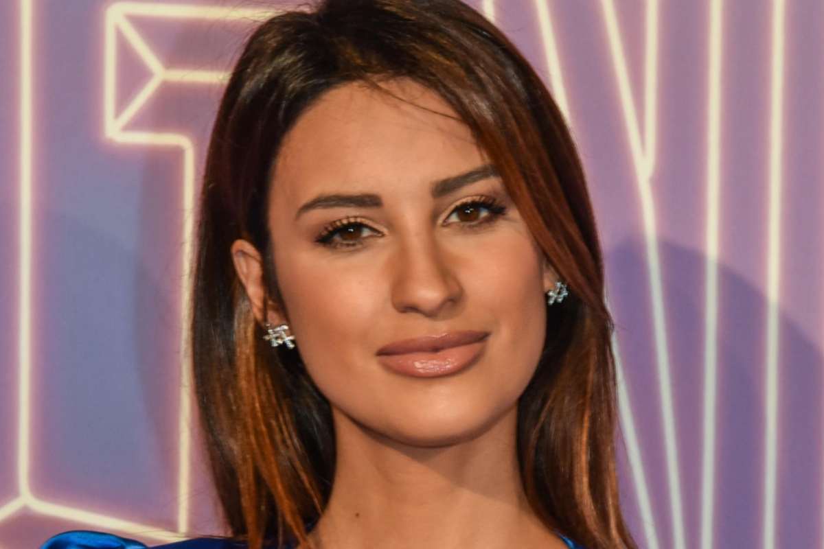 Eleonora Incardona fa impazzire i fan sul divano