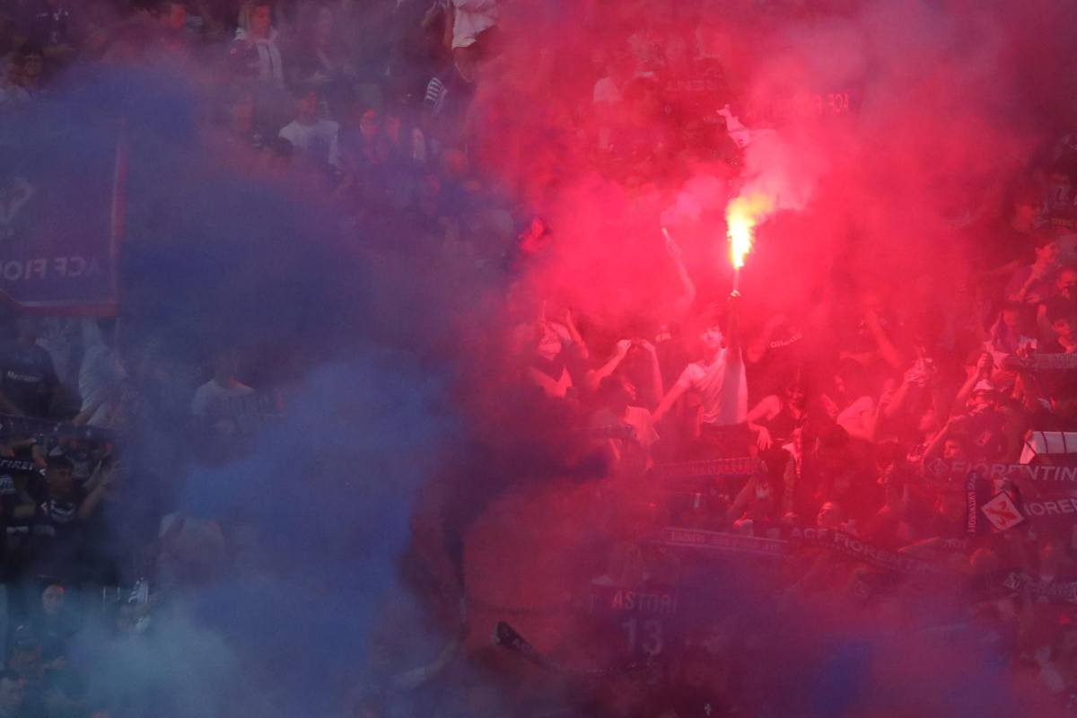 Scontri tra tifosi, partita sospesa