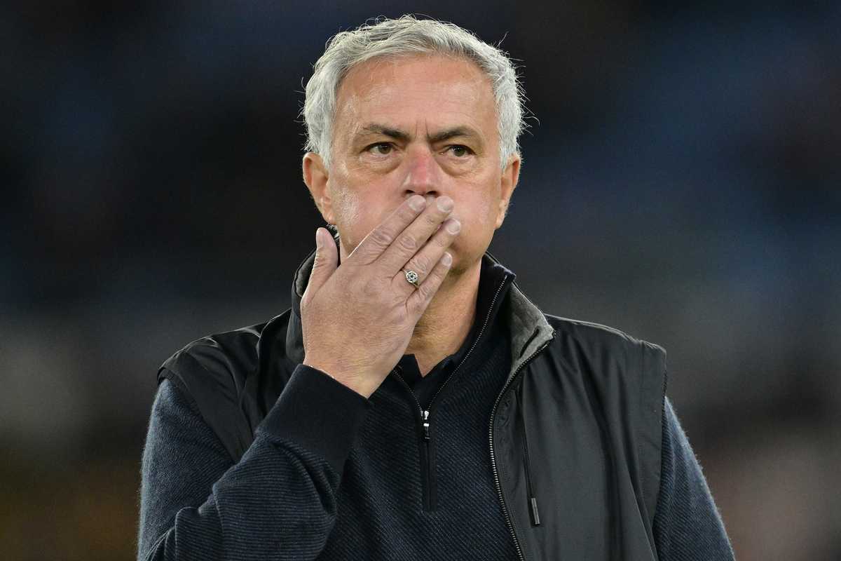 Josè Mourinho in panchina col nuovo allenatore