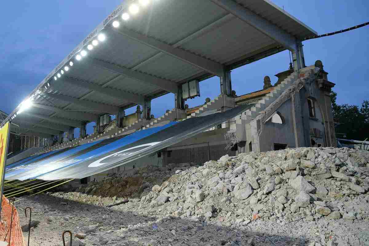 Lavori allo stadio dopo le conseguenze del terremoto