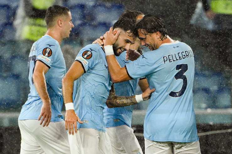 I calciatori della Lazio esultano dopo un gol