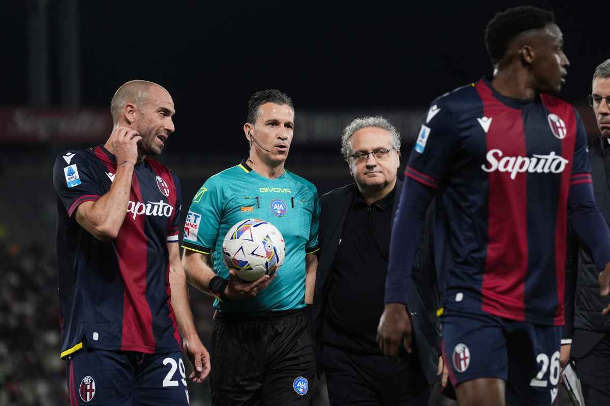 Giocatori del Bologna a colloquio con l'arbitro Doveri