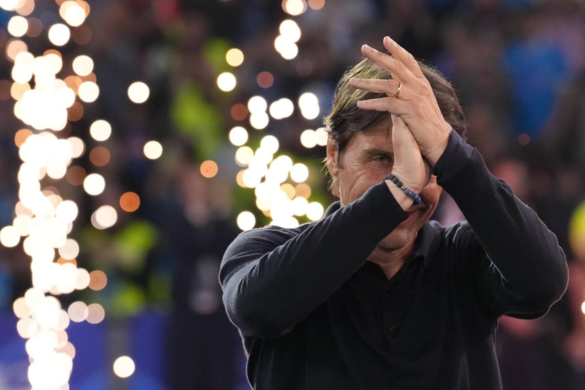 Antonio Conte esulta dopo la vittoria dello scudetto del Napoli