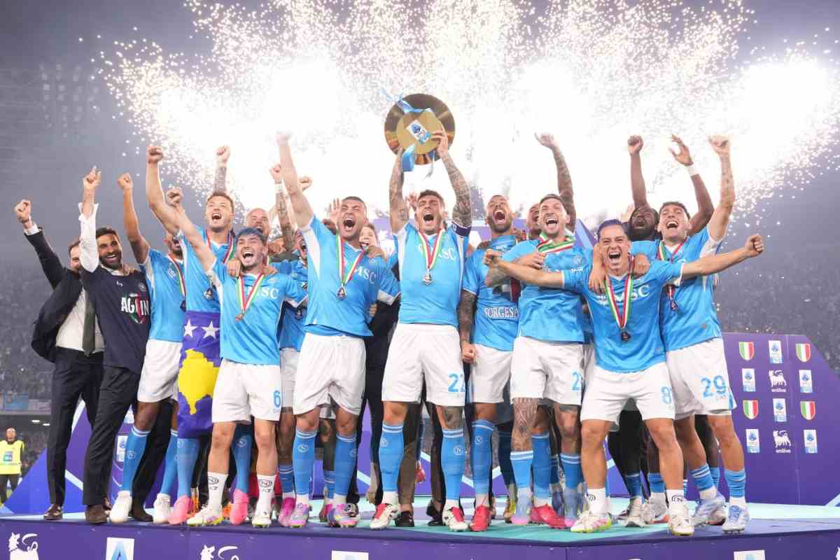 I calciatori del Napoli alzano la coppa dello scudetto