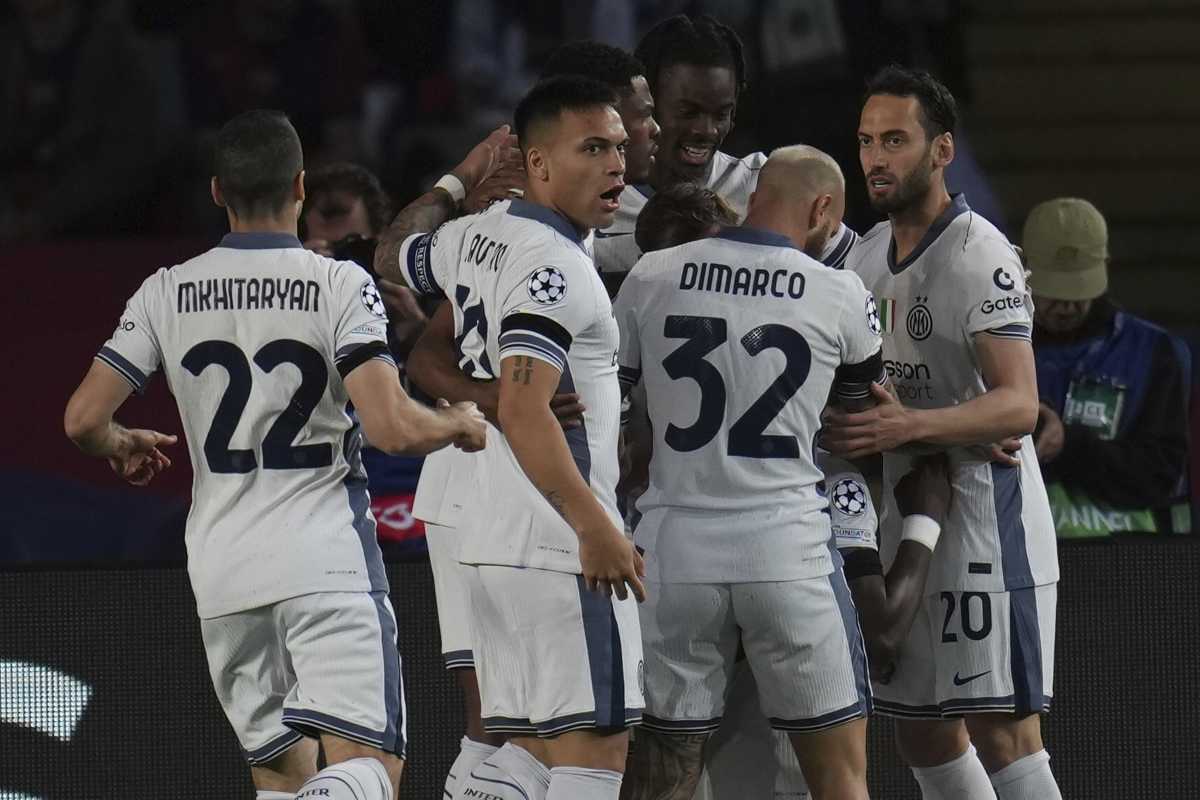 Giocatori dell'Inter che esultano a Barcellona