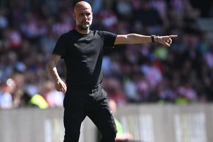 Pep Guardiola dà indicazioni dalla panchina