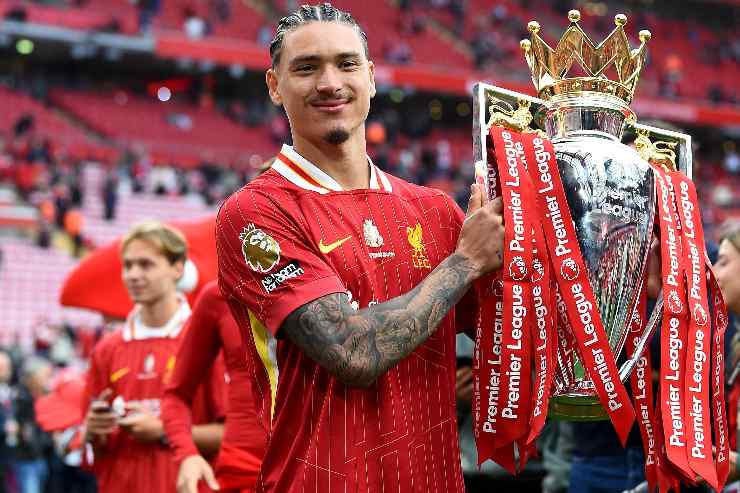 Darwin Nunez con il trofeo della Premier League