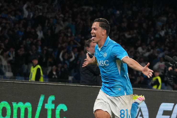 Giacomo Raspadori esulta dopo un gol