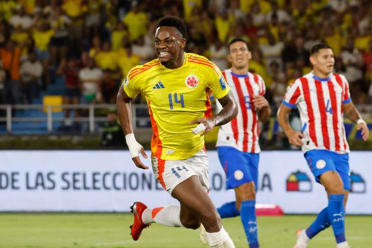 Jhon Duran esulta dopo un gol