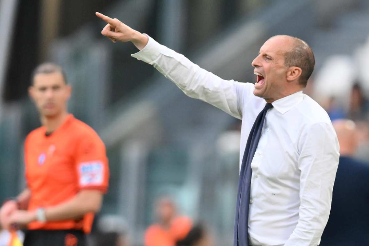 Max Allegri urla ed indica