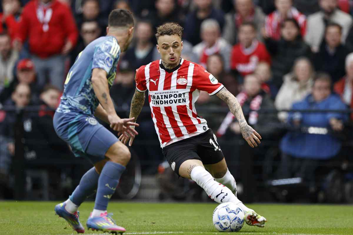 Noa Lang in azione con il PSV