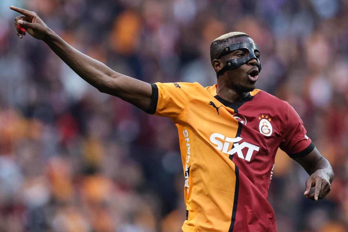 Victor Osimhen sembra indicare la strada