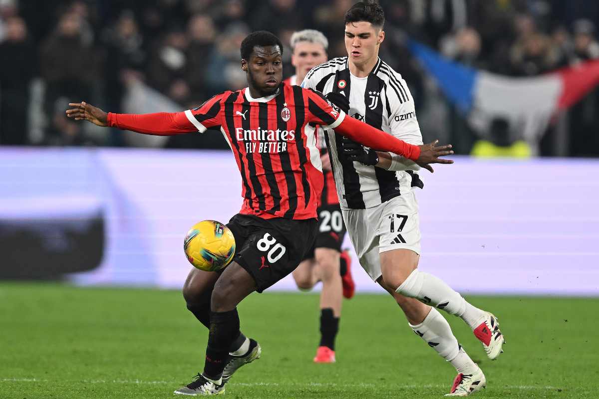 Yunus Musah con la maglia del Milan