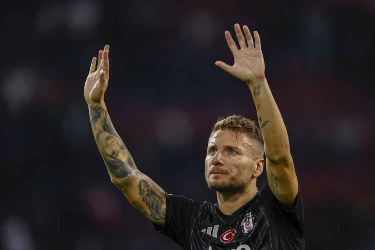 Immobile saluta