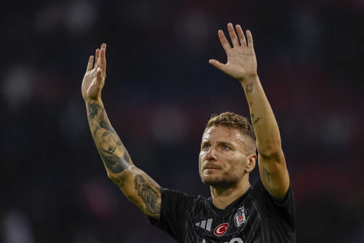 Immobile saluta