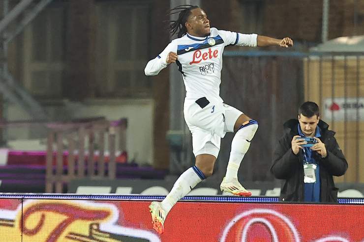 Ademola Lookman esulta