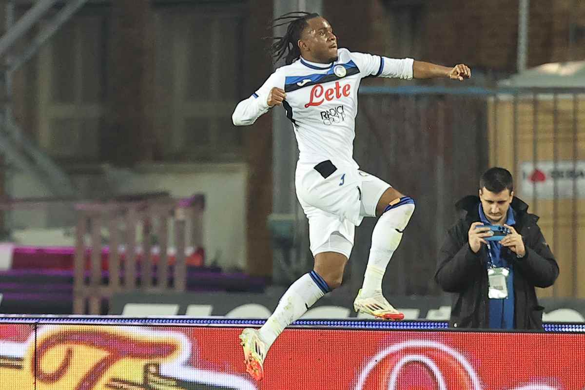 Ademola Lookman esulta