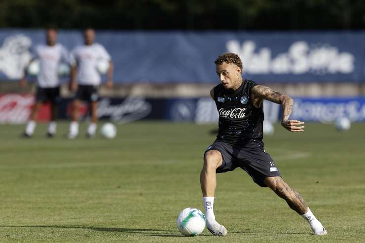 Noa Lang in azione in allenamento con il Napoli