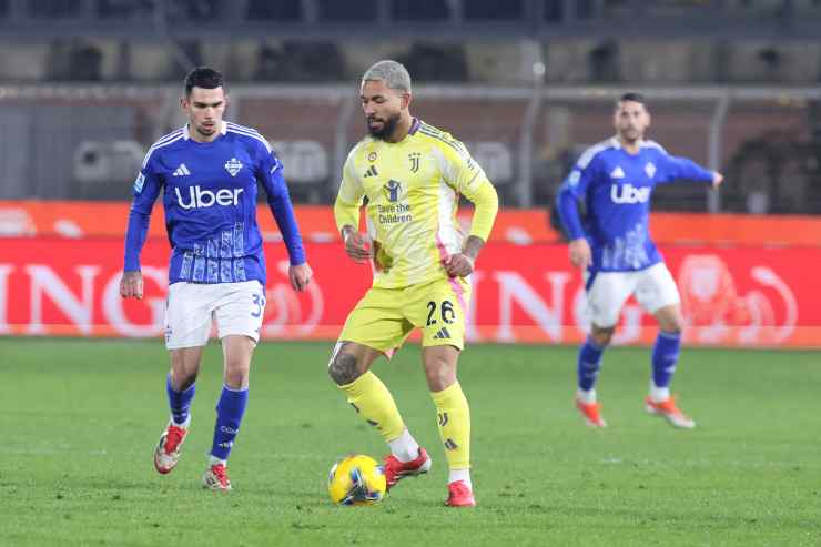 Douglas Luiz in azione