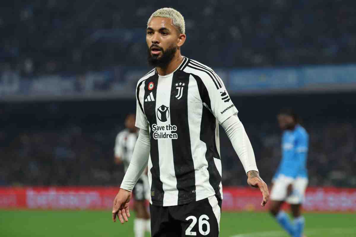 Douglas Luiz in campo