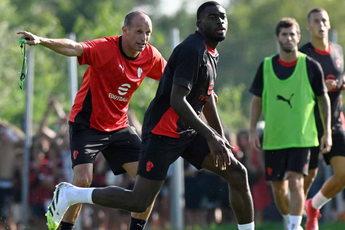 Il tecnico del Milan Allegri mentre allena i suoi giocatori