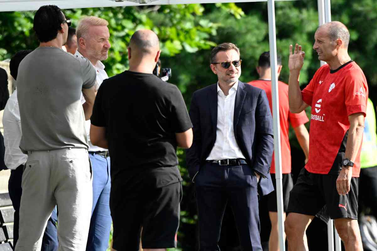 Tutta la dirigenza del Milan a Milanello, da Allegri a Ibra fino a Furlani e Tare