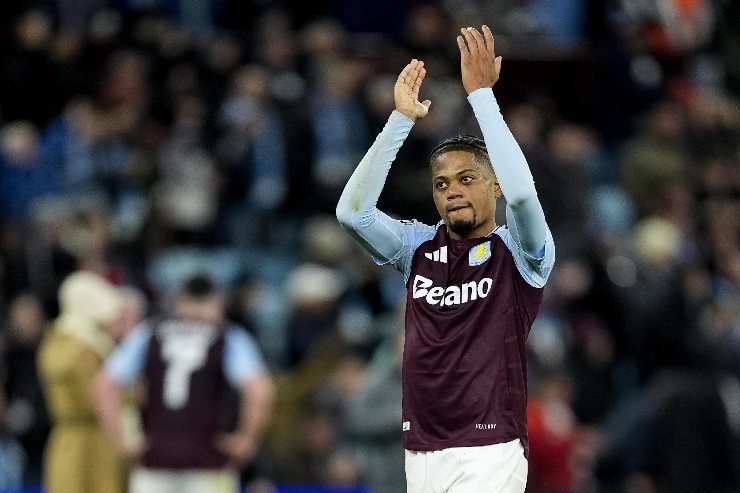 Bailey mentre saluta il pubblico dell'Aston Villa