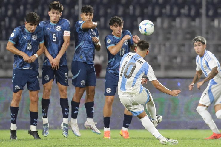 Claudio Echeverri mentre tira un calcio di punizione al mondiale Under 20